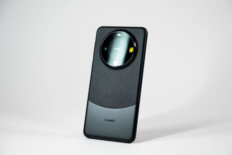 随着Mate 60系列在国内热销，华为已将年度手机出货预测由3,000万支上调至4,000万支。彭博