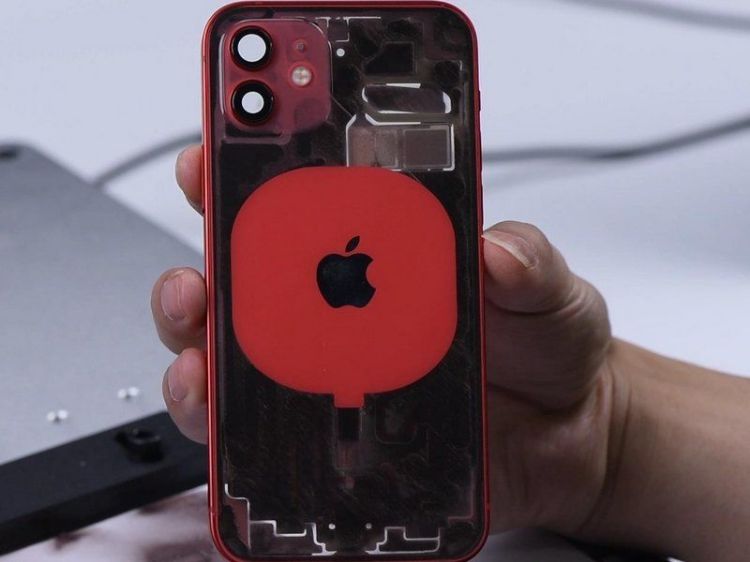 相较之下,如果是要换iPhone 12的玻璃背盖,等于是把手机拆了。撷取自iFixit 相较之下,如果是要换iPhone 12的玻璃背盖,等于是把手机拆了。撷取自iFixit
