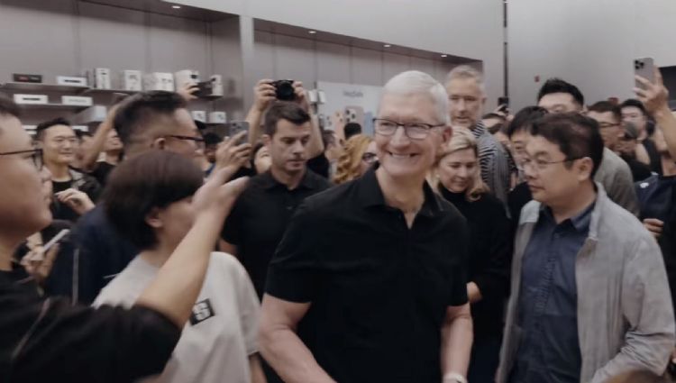 苹果CEOTim Cook 16日晚间现身国内成都太古里直营店。撷取自Tim Cook微博 苹果CEOTim Cook 16日晚间现身国内成都太古里直营店。撷取自Tim Cook微博