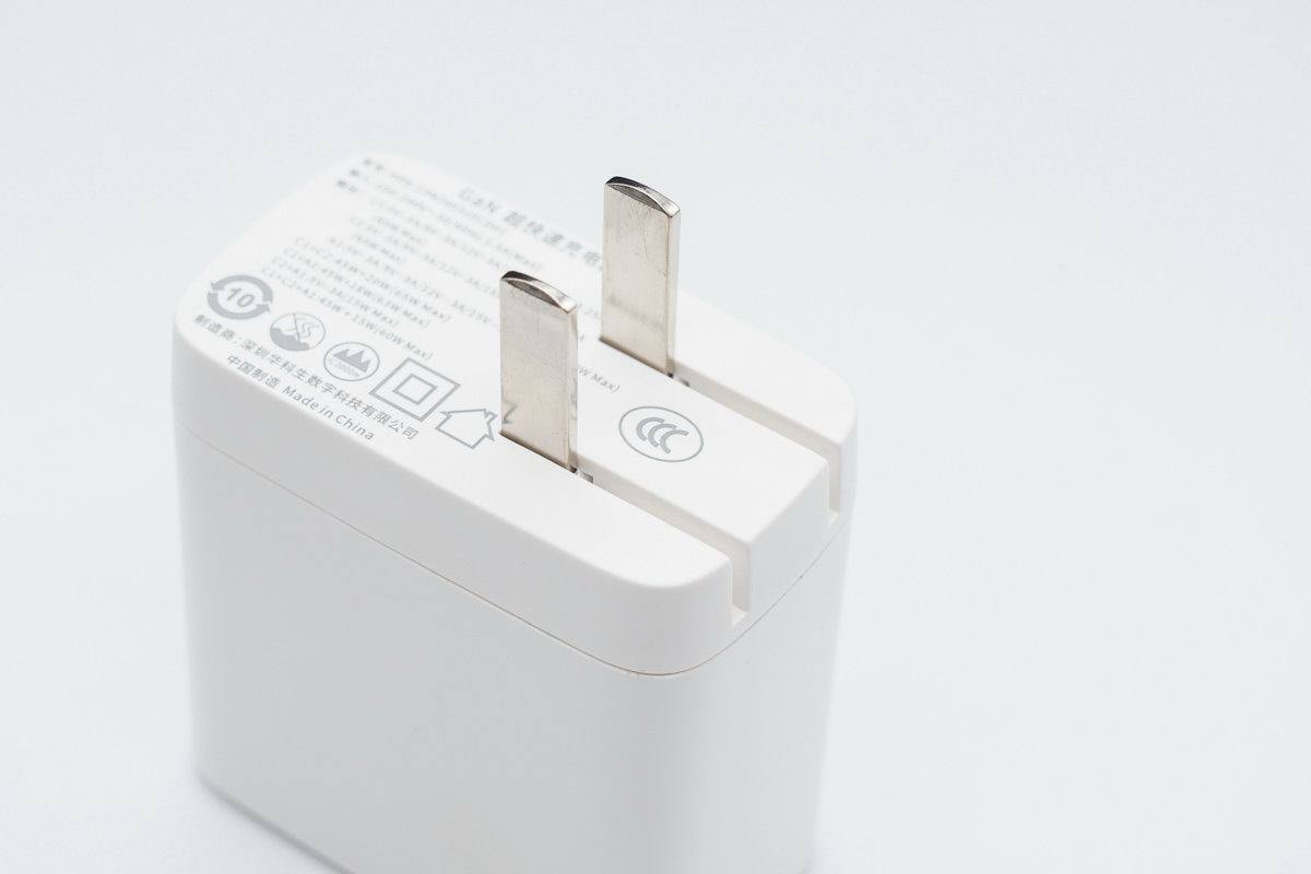 华科生发布65W三口充电器,氮化镓方案支持多设备同时充电-充电头网