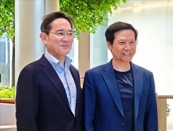 三星电子会长李在熔访问小米汽车工厂，由小米集团CEO雷军等多位高层接待。快科技