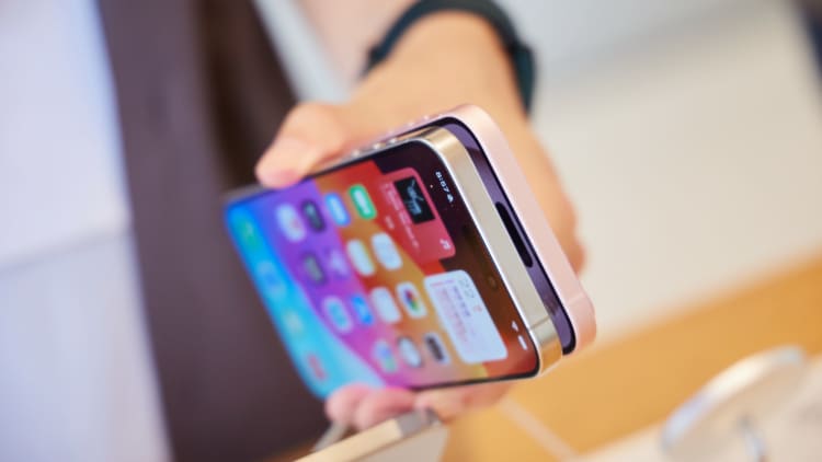 苹果首款折叠屏手机定名iPhone Fold，预计2026年发布