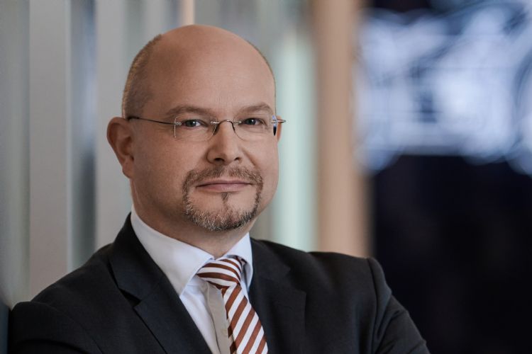 BMW财务长Walter Mertl表示,欧盟对进口欧洲的国内制电动车进行反补贴调查,不但对欧洲汽车制造业者会是弊大于利,也很可能会引发北京当局的强烈反对。BMW BMW财务长Walter Mertl表示,欧盟对进口欧洲的国内制电动车进行反补贴调查,不但对欧洲汽车制造业者会是弊大于利,也很可能会引发北京当局的强烈反对。BMW