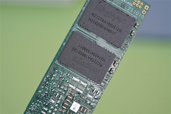 飙上7GB/s!江波龙XP2100 SSD图赏