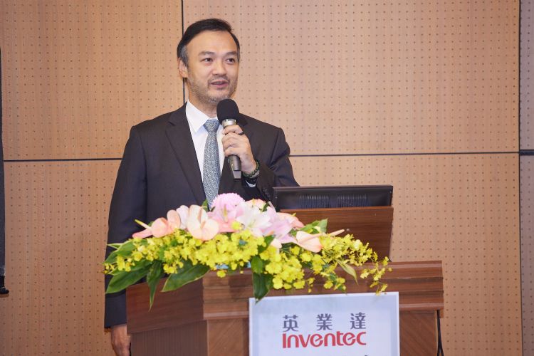 英业达董事长叶力诚代表捐赠台大20座高效服务器机柜。李建梁摄