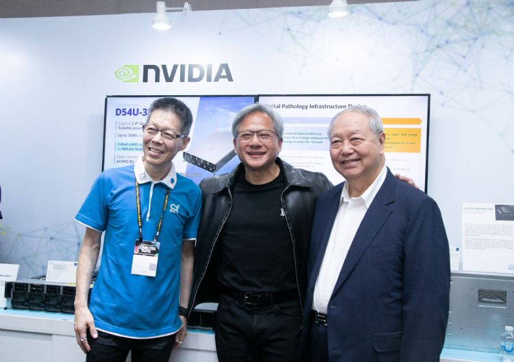 NVIDIACEO黄仁勋与广达副董事长梁次震及云达总经理杨麒令同台。李建梁摄(数据照) NVIDIACEO黄仁勋与广达副董事长梁次震及云达总经理杨麒令同台。李建梁摄(数据照)