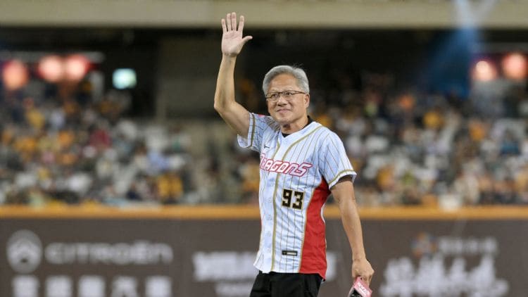 黄仁勋明年赴韩国职棒开球，英伟达与斗山深化合作