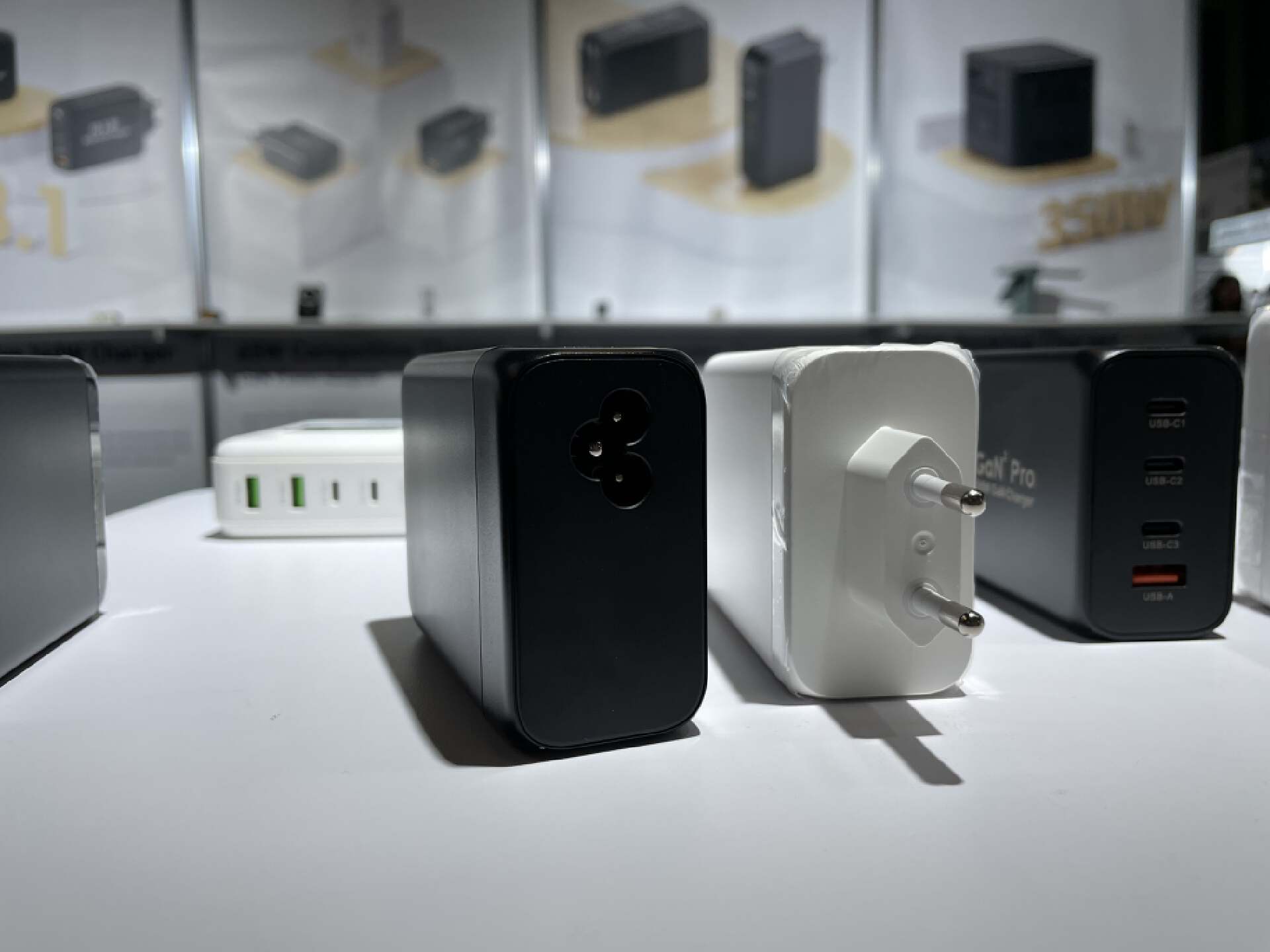 一插即享极速充电,美富达推出240W PD3.1充电器-充电头网