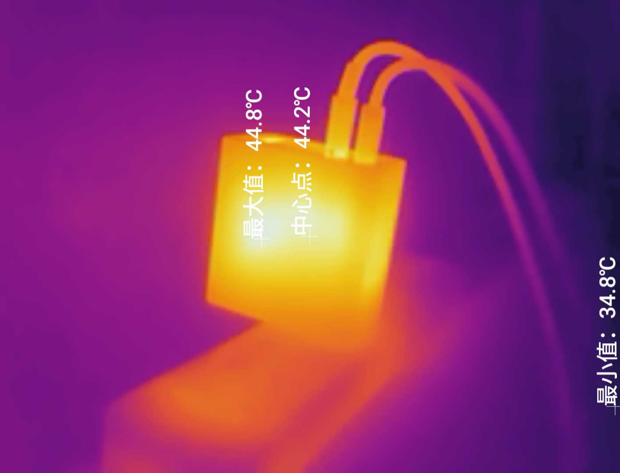 【IT之家评测室】魅族 PANDAER 65W「变速箱」潮充:外观不再局限黑白,充电不被协议束缚 图片包含 游戏机, 物体, 灯光