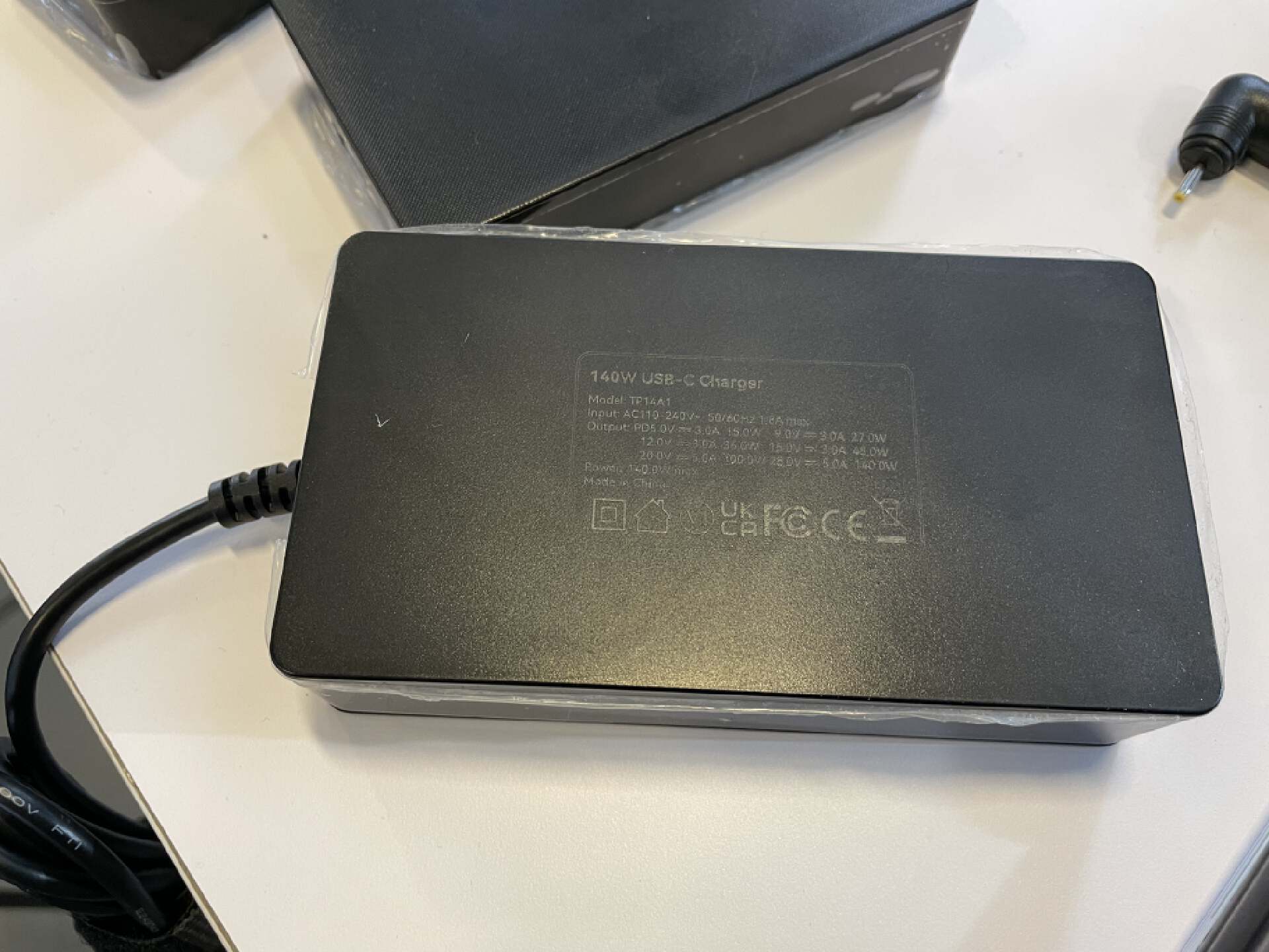 无限便捷,自带USB-C线,泽万PD3.1 140W适配器TP14A1让充电更简单-充电头网