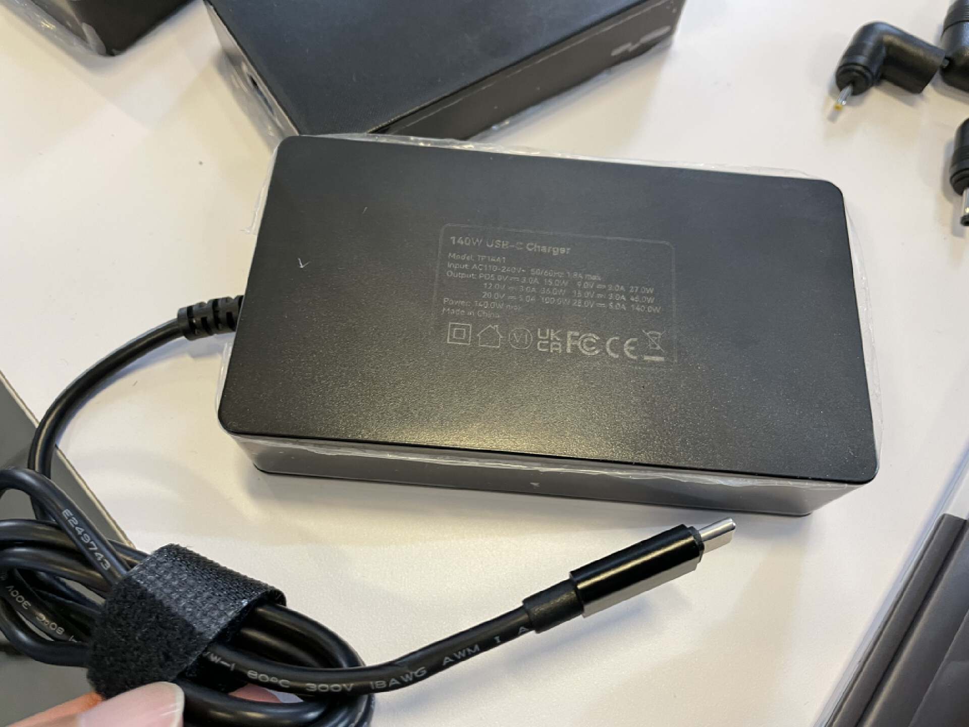 无限便捷,自带USB-C线,泽万PD3.1 140W适配器TP14A1让充电更简单-充电头网