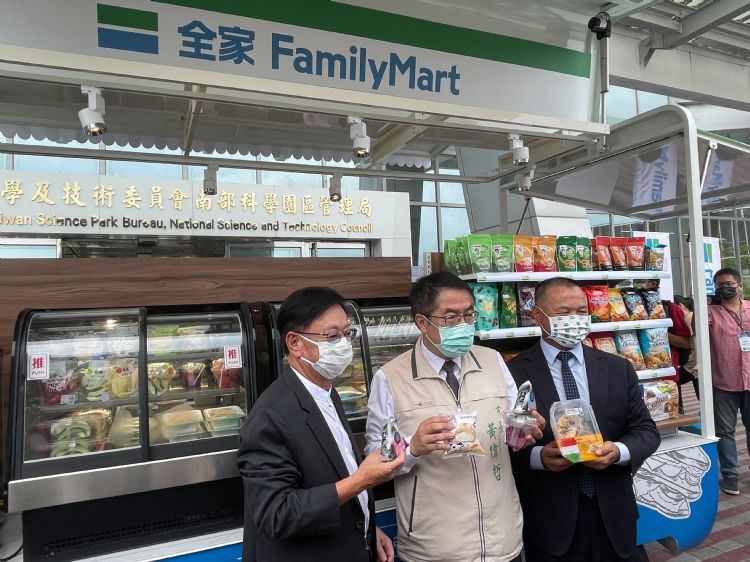 全家便利商店推出全台首辆智能零售电动车。郭静蓉摄