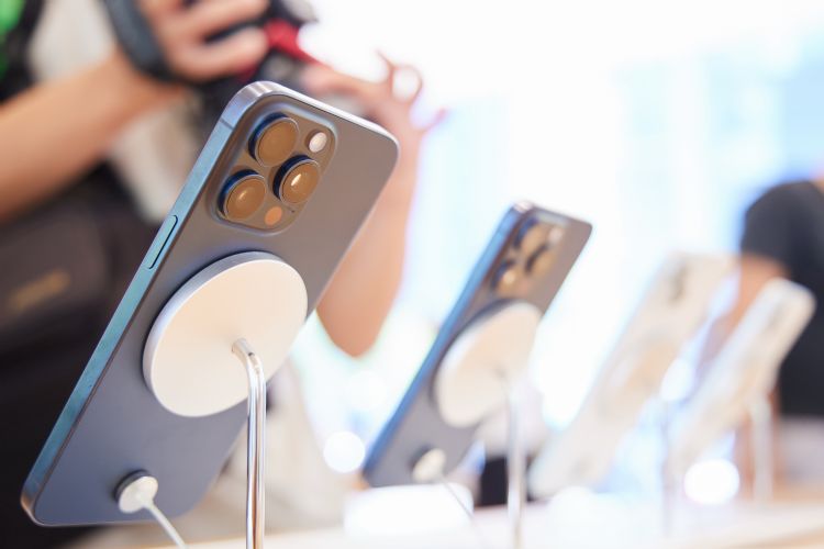 iPhone 15首波销售勉强顶住负面评价。李建梁摄 iPhone 15首波销售勉强顶住负面评价。李建梁摄