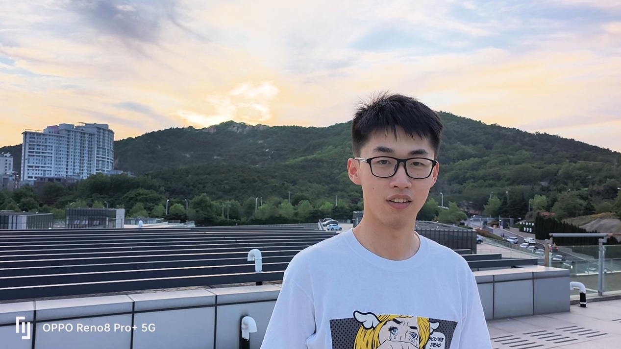 图片包含 人, 户外, 男孩, 男人
