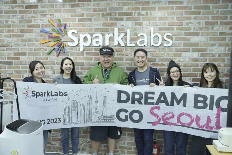 SparkLabs合伙人Eugene Kim（左三）、SparkLabs Taiwan共同创始人暨管理合伙人邱彦锜（左四）和团队成员。SparkLabs