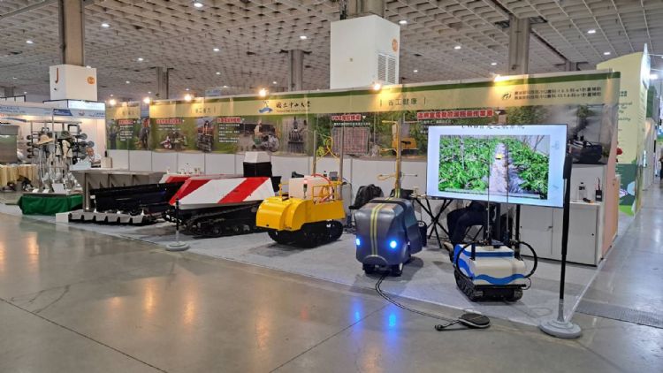 中山大学开发AI自动喷洒车(图中黄色机具)等智能农机。中山大学 中山大学开发AI自动喷洒车(图中黄色机具)等智能农机。中山大学
