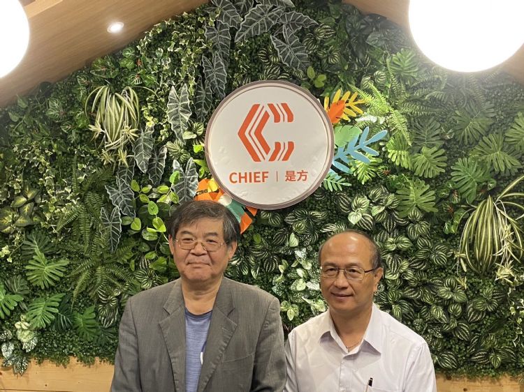 由左至右为是方电讯董事长吴彦宏、总经理刘耀元。谢承学摄