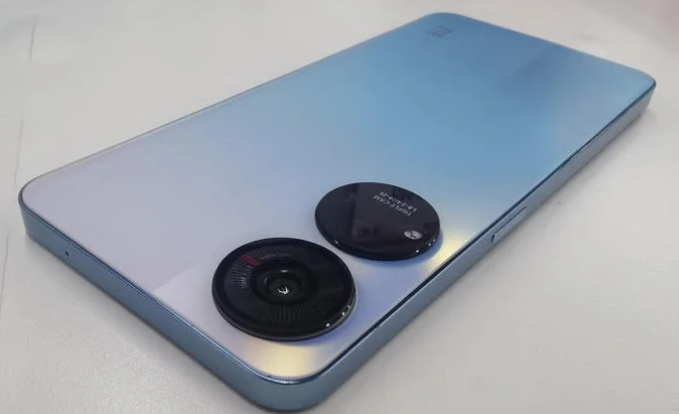 中兴 Axon 40 SE 真机照泄露,配备屏下摄像头 图片包含 游戏机
