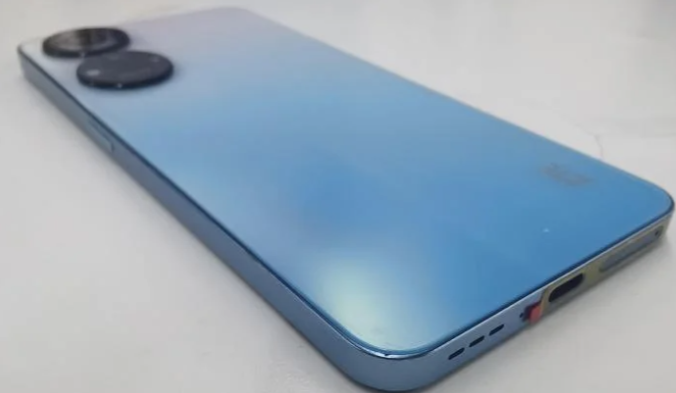 中兴 Axon 40 SE 真机照泄露,配备屏下摄像头 电子设备放在桌子上