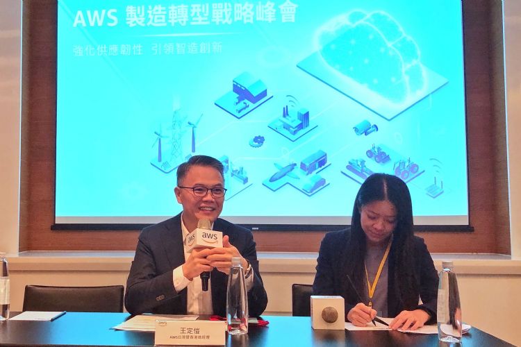 AWS台湾暨香港总经理王定恺(左)于峰会场边受访。林佳楠摄 AWS台湾暨香港总经理王定恺(左)于峰会场边受访。林佳楠摄