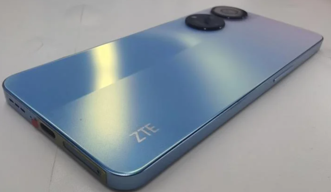 中兴 Axon 40 SE 真机照泄露,配备屏下摄像头 桌子上的手机