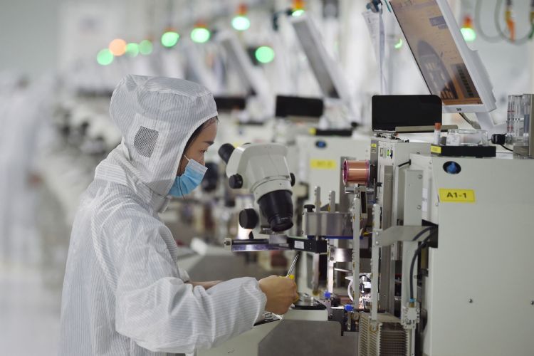 国内半导体产业2023年以来获利衰退，唯独国内半导体设备获利不减反增。法新社