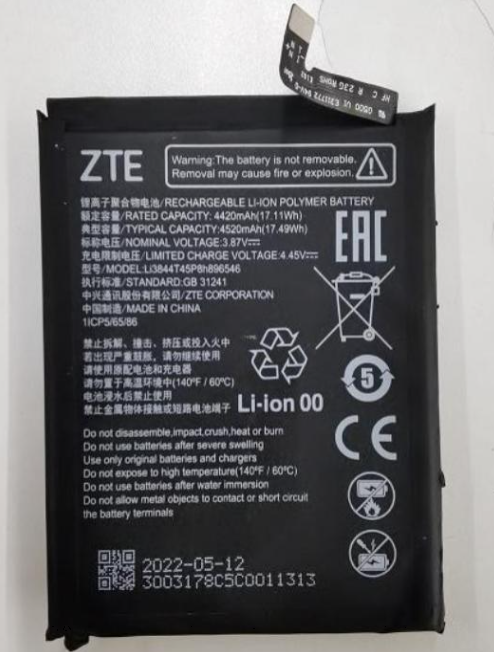 中兴 Axon 40 SE 真机照泄露,配备屏下摄像头 墙上的海报