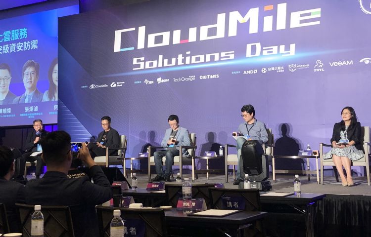 （左起）DIGITIMES副总黄逸平、Horangi技术副总Ivan Choo、万里云技术副总陈晓炜、奔腾网络科技CEO张潮濬、资策会网安科技所所长何玲玲。林佳楠摄