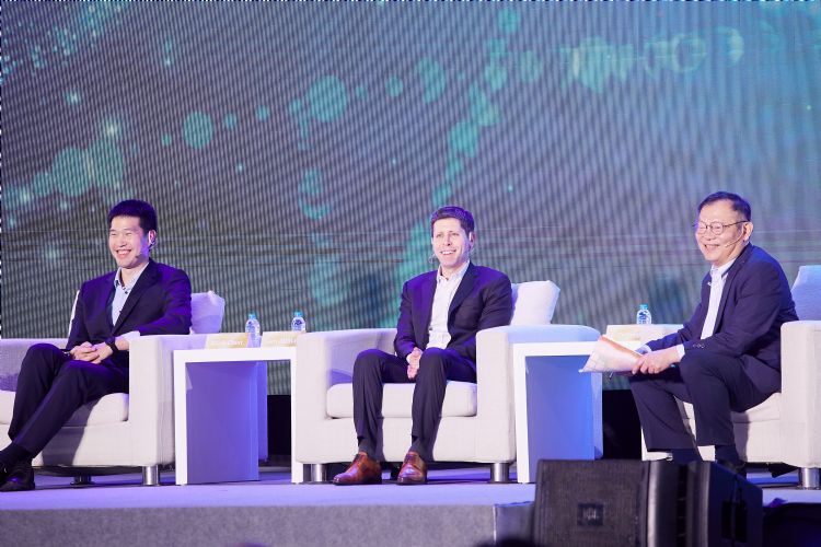 OpenAICEOSam Altman(中)、OpenAI前沿研究总监Mark Chen(左)、阳明交大校长林奇宏(右)。李建梁摄 OpenAICEOSam Altman(中)、OpenAI前沿研究总监Mark Chen(左)、阳明交大校长林奇宏(右)。李建梁摄