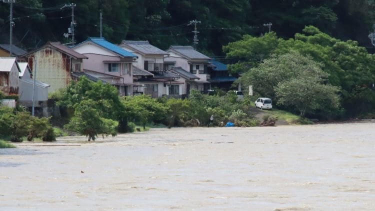 台风蔷蜜携暴雨袭日，丰田铃木临时停产
