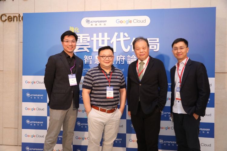 Google Cloud台湾总经理谢良承(左起二)、卫福部信息处处长庞一鸣(左起三)。符世旻摄