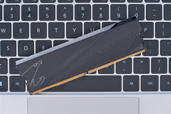 一对2999元!技嘉AORUS RGB DDR5-6000内存套装图赏
