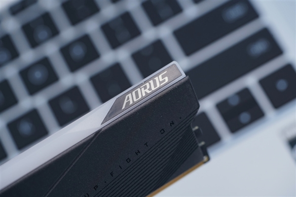 一对2999元!技嘉AORUS RGB DDR5-6000内存套装图赏
