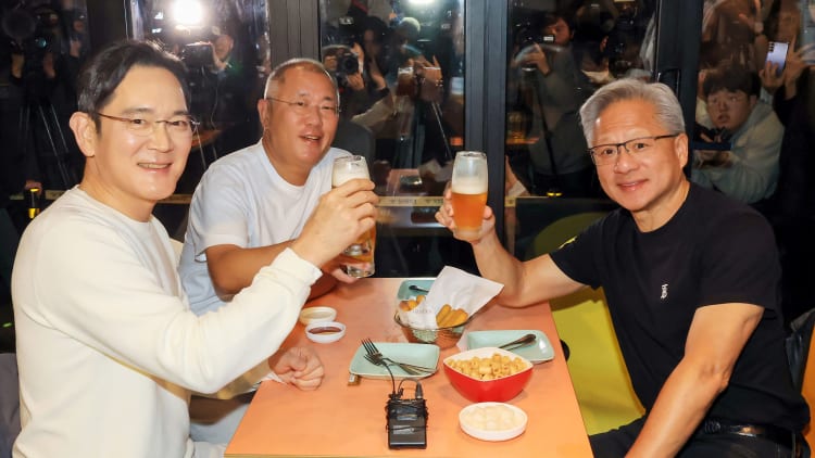 三星现代掌门人赴美会晤黄仁勋