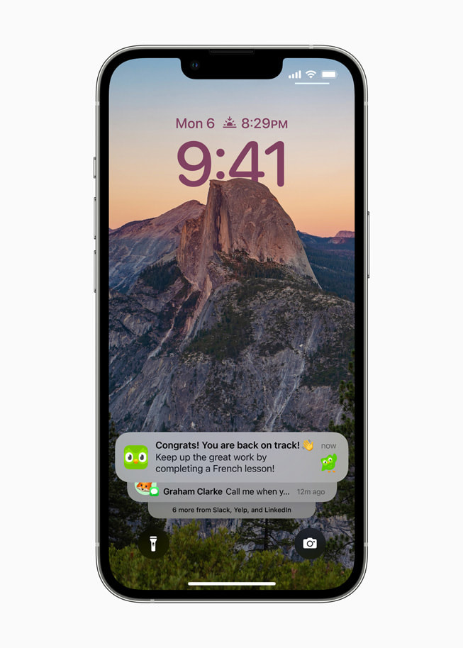 苹果 iOS / iPadOS 16 公测版 Beta 2 发布:iMessage 可编辑或撤回,iPhone 8 及之后上市机型可升级 一名用户安装了 iOS 16 的 iPhone 上显示着经过重新设计后从屏幕下方弹出的通知。