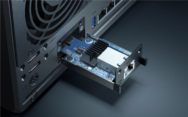 群晖五盘位NAS DS1522+发布:搭载锐龙CPU 支持拓展万兆