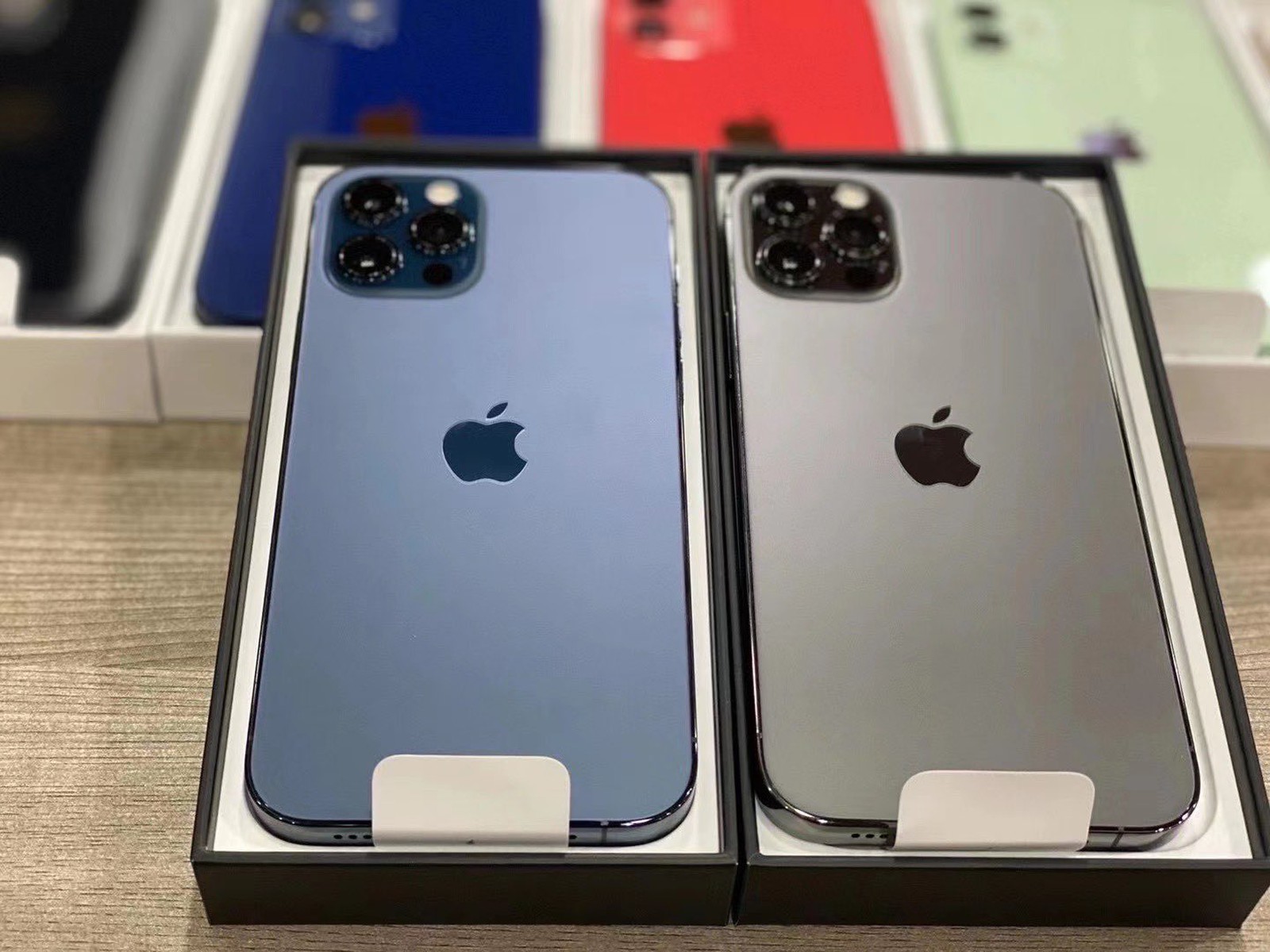 网友分享iphone 12真机图片:蓝色引争议