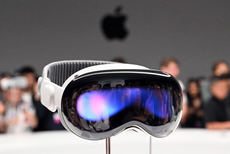 传苹果将在2024年推顶级iPhone Ultra，将搭载3D镜头，以创建类Vision Pro般的空间照片和影片。法新社