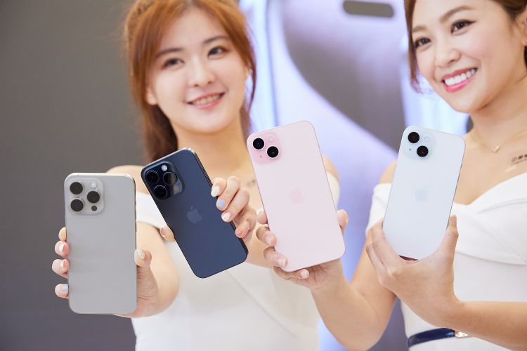 苹果新品iPhone15 Pro Max呈现供不应求状态,加上华为25日新品发表会受瞩,业者称看好两大品牌新品成为2023年下半营运动能。李建梁摄 苹果新品iPhone15 Pro Max呈现供不应求状态,加上华为25日新品发表会受瞩,业者称看好两大品牌新品成为2023年下半营运动能。李建梁摄