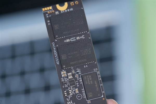 速度达7.4GB/s!长江存储致态TiPro7000三体联名版图赏