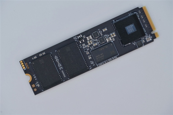 速度达7.4GB/s!长江存储致态TiPro7000三体联名版图赏