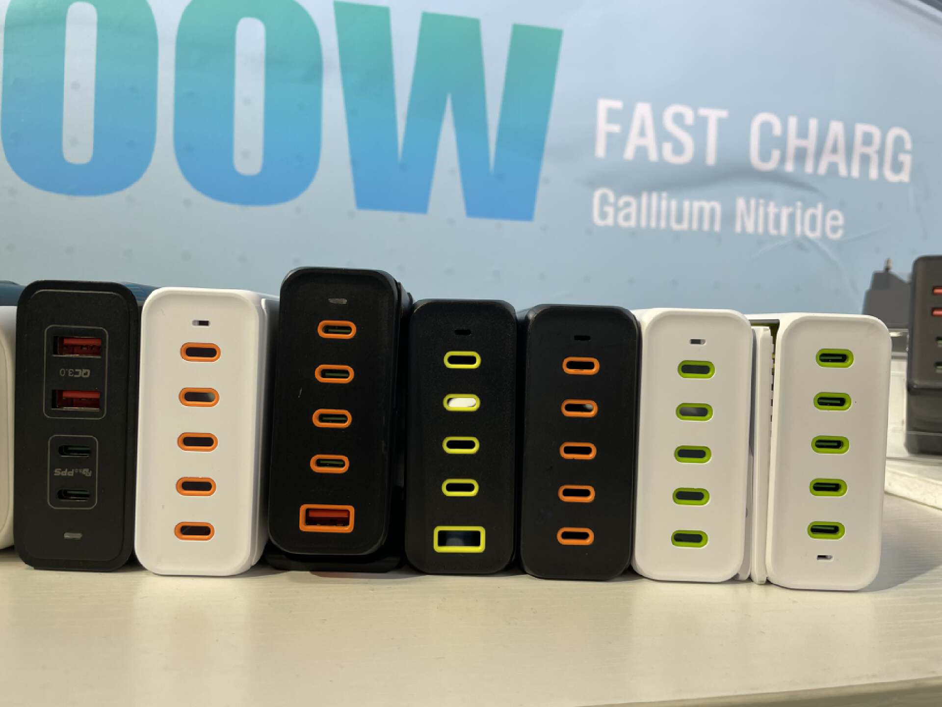 一机多充,鸿达顺300W多口PD3.1充电器全方位满足您的充电需求-充电头网