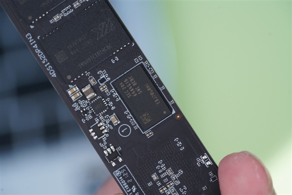 速度达7.4GB/s!长江存储致态TiPro7000三体联名版图赏