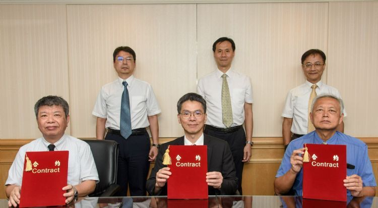 台塑新智能投资新台币2.2亿元，携手明志科大研发全固态锂电池。明志科大校长刘祖华（前排右起）、台塑新智能总经理刘慧启、明志科大绿能中心主任杨纯诚出席签约仪式。台塑新智能