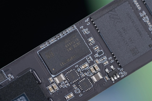 速度达7.4GB/s!长江存储致态TiPro7000三体联名版图赏