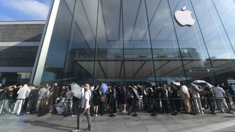 iPhone 17系列开售：实体店排队盛况再现