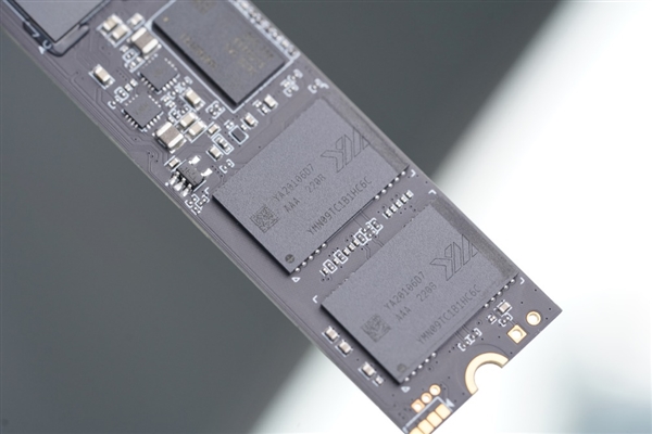 速度达7.4GB/s!长江存储致态TiPro7000三体联名版图赏