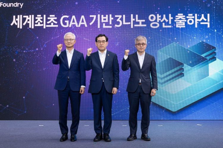 三星如期举行3纳米GAA首批芯片交货典礼，图左至右依序为DS部门负责人庆桂显、MOTIE部长李昌洋及晶圆代工事业负责人崔时荣。三星