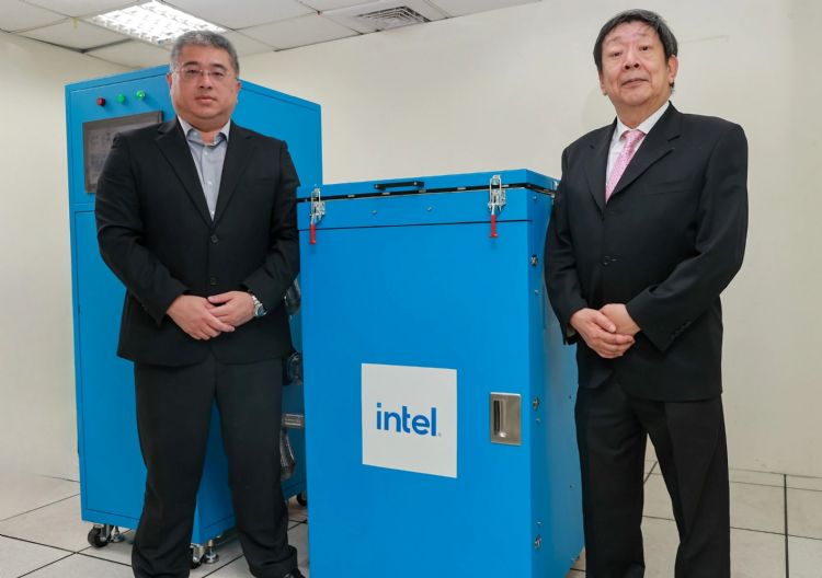 迈科董事长赵元山(右)、总经理林俊宏展示与英特尔合作开发的浸泡式冷却方案。 迈科董事长赵元山(右)、总经理林俊宏展示与英特尔合作开发的浸泡式冷却方案。