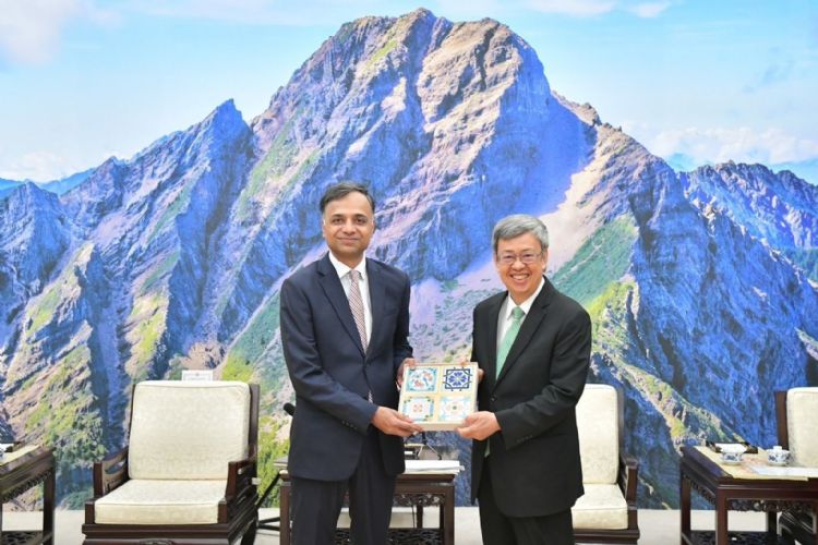 新任印度台北协会会长叶达夫(Manharsinh Laxmanbhai Yadav,左)2023年8月履新,12日与行政院长陈建仁会面。行政院 新任印度台北协会会长叶达夫(Manharsinh Laxmanbhai Yadav,左)2023年8月履新,12日与行政院长陈建仁会面。行政院